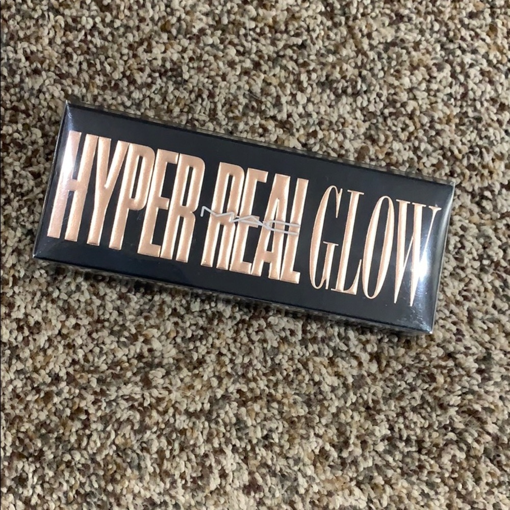 Hyper Real Glow MAC Highlighter Palette